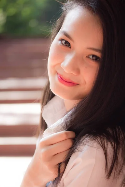 Asiático Tailandés Adolescente Blanco Camiseta Hermosa Chica Sonrisa Relajarse —  Fotos de Stock