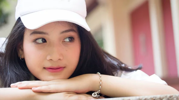 Asiático Tailandés Adolescente Blanco Camiseta Hermosa Chica Sonrisa Relajarse — Foto de Stock