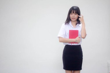 Taylandlı yetişkin üniversite üniforması güzel kız ve kırmızı kitap.