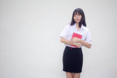 Taylandlı yetişkin üniversite üniforması güzel kız ve kırmızı kitap.