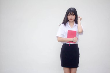 Taylandlı yetişkin üniversite üniforması güzel kız ve kırmızı kitap.