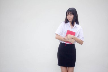 Taylandlı yetişkin üniversite üniforması güzel kız ve kırmızı kitap.