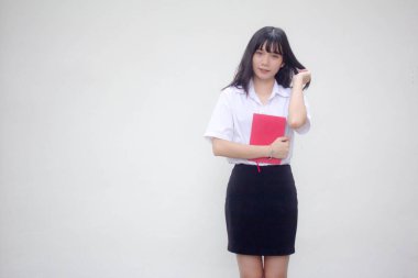 Taylandlı yetişkin üniversite üniforması güzel kız ve kırmızı kitap.