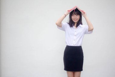 Taylandlı yetişkin üniversite üniforması güzel kız ve kırmızı kitap.