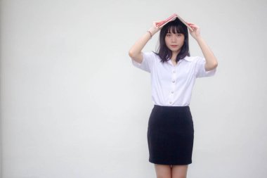 Taylandlı yetişkin üniversite üniforması güzel kız ve kırmızı kitap.