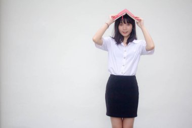 Taylandlı yetişkin üniversite üniforması güzel kız ve kırmızı kitap.