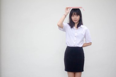 Taylandlı yetişkin üniversite üniforması güzel kız ve kırmızı kitap.