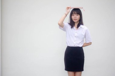 Taylandlı yetişkin üniversite üniforması güzel kız ve kırmızı kitap.