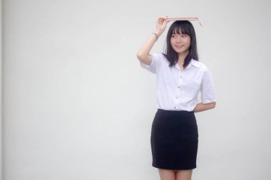 Taylandlı yetişkin üniversite üniforması güzel kız ve kırmızı kitap.