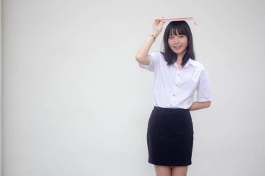 Taylandlı yetişkin üniversite üniforması güzel kız ve kırmızı kitap.