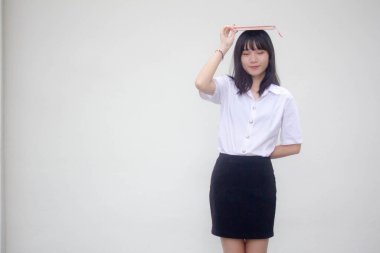 Taylandlı yetişkin üniversite üniforması güzel kız ve kırmızı kitap.