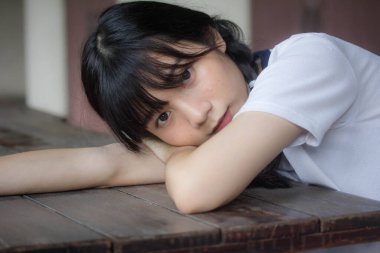 Japon spor üniformalı güzel kız mutlu ve rahatlamış.