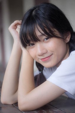 Japon spor üniformalı güzel kız mutlu ve rahatlamış.