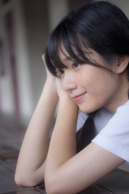 Japon spor üniformalı güzel kız mutlu ve rahatlamış.