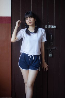 Japon spor üniformalı güzel kız mutlu ve rahatlamış.