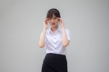 Taylandlı yetişkin üniversite üniforması güzel kız Düşün