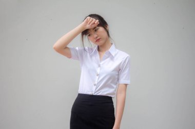 Taylandlı yetişkin üniversite üniforması güzel kız Düşün