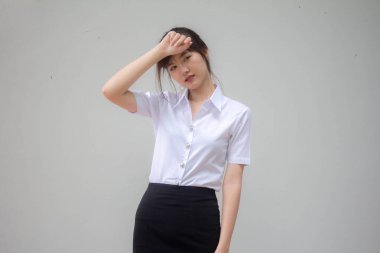 Taylandlı yetişkin üniversite üniforması güzel kız Düşün