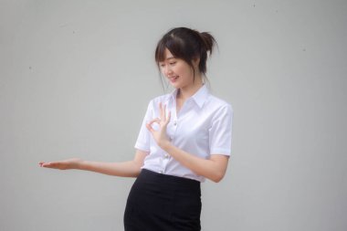 Taylandlı yetişkin üniversite üniforması güzel kız elini göster.