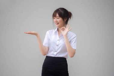 Taylandlı yetişkin üniversite üniforması güzel kız elini göster.