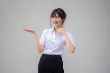 Taylandlı yetişkin üniversite üniforması güzel kız elini göster.