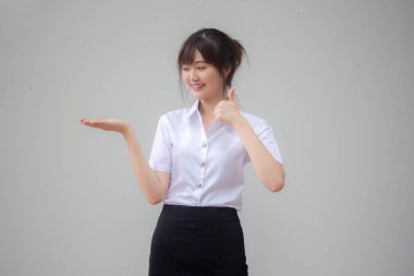 Taylandlı yetişkin üniversite üniforması güzel kız elini göster.