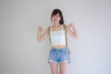 Güzel Taylandlı kız turistler İskoç beyaz gömlek, mavi kot pantolon