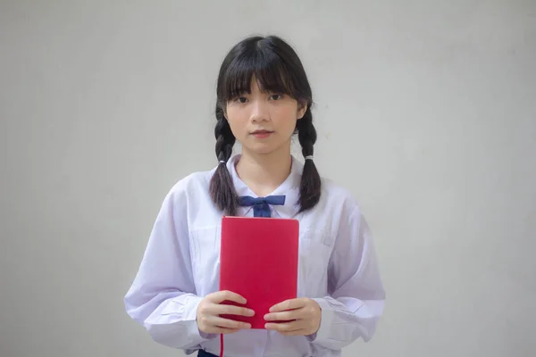 아시아 고등학생 복장의 아름다운 소녀가 있습니다 — 스톡 사진