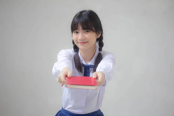 Asia Thai Gadis Cantik Berseragam Sma Menunjukkan Buku — Stok Foto