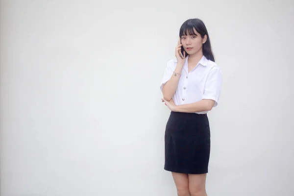 Tailandés Estudiante Adulto Universidad Uniforme Hermosa Chica Llamando Teléfono Inteligente —  Fotos de Stock