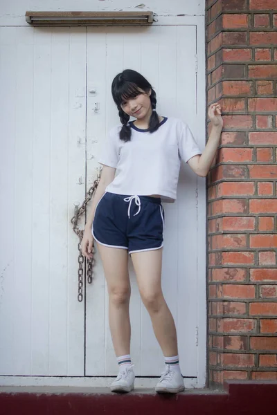 タイ人ティーン美しいです女の子で日本のスポーツ学生制服幸せとリラックス — ストック写真