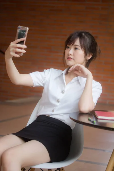 Retrato Tailandés Estudiante Adulto Universidad Uniforme Hermosa Chica Usando Teléfono —  Fotos de Stock