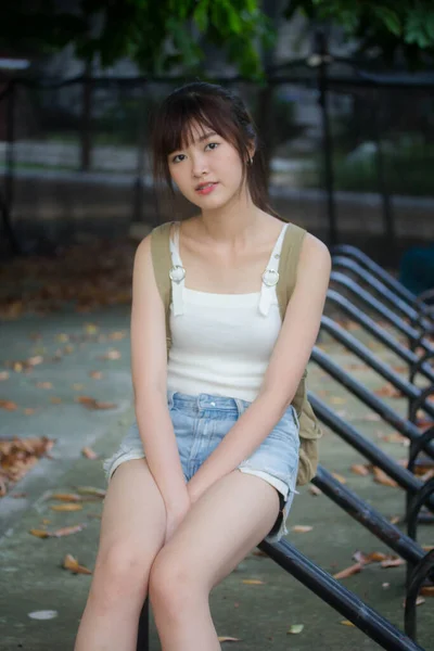 Asya Taylandlı Genç Japon Tişörtü Güzel Kız Mutlu Rahat — Stok fotoğraf