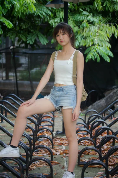 Ασία Ταϊλανδός Έφηβος Λευκό Shirt Όμορφο Κορίτσι Ευτυχισμένη Και Χαλαρώσετε — Φωτογραφία Αρχείου