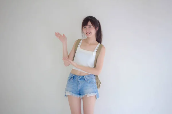 Linda Tailandesa Menina Turistas Escocês Branco Camisa Azul Jeans Apontando — Fotografia de Stock