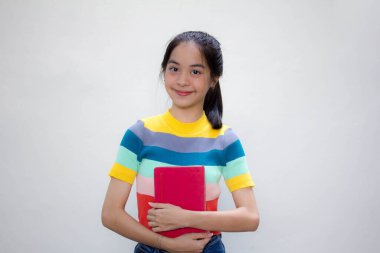 Asia Thai gençlik tişörtü güzel kız bir kitap okudu