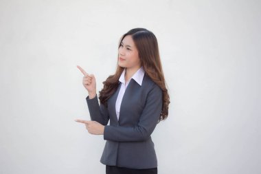 Taylandlı yetişkin kadın çalışan beyaz gömleğin portresi