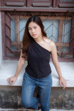 Tayland portresi yetişkin güzel kız siyah gömlek mavi kot pantolon rahatla ve gülümse