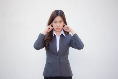 Taylandlı yetişkin ofis kızı portresi dinlemiyor.