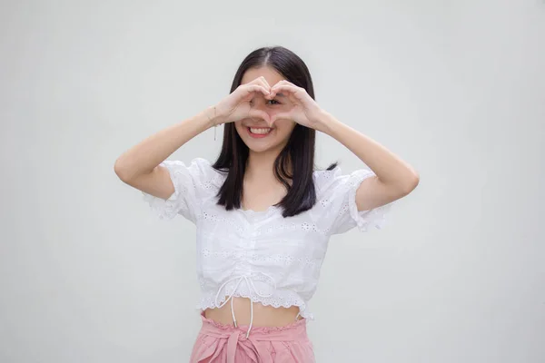 Asiático Tailandés Adolescente Blanco Camiseta Hermosa Chica Dar Corazón —  Fotos de Stock