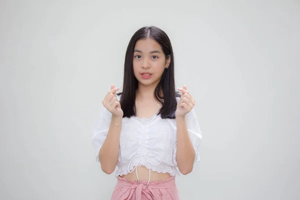 Asia Thai Teen White Tişörtü Güzel Kız Kalbini Verir — Stok fotoğraf