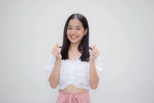 Asia Thai Teen White Tişörtü Güzel Kız Kalbini Verir — Stok fotoğraf