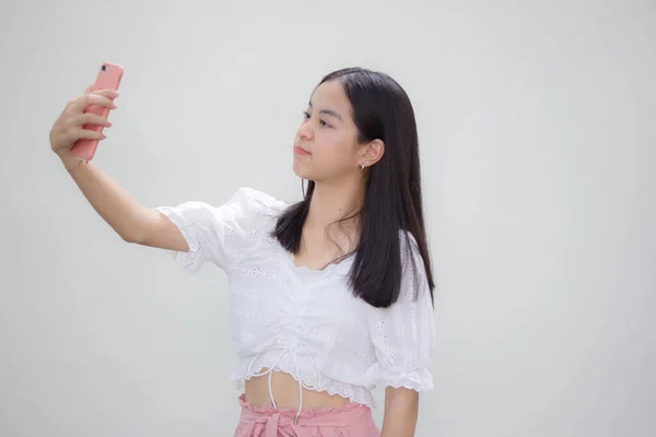 Asiatisch Thai Teen Weiß Shirt Hübsch Mädchen Using Sie Smartphone — Stockfoto