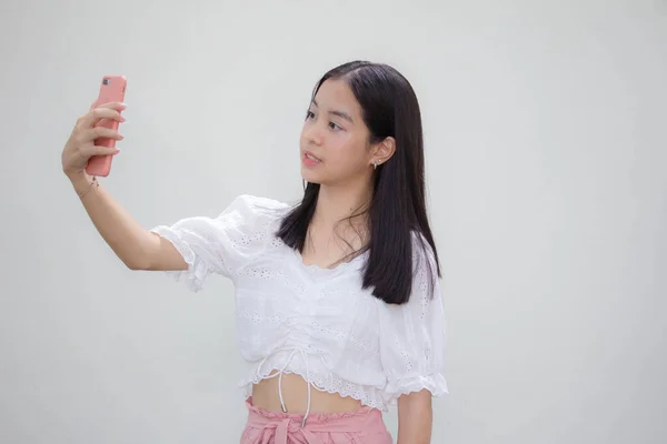 Asiático Tailandés Adolescente Blanco Camiseta Hermosa Chica Usando Teléfono Inteligente —  Fotos de Stock