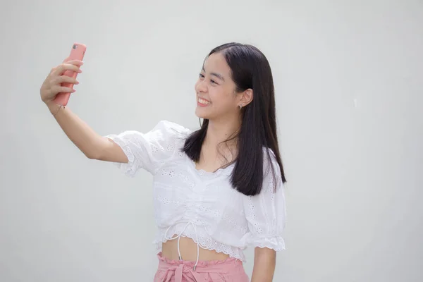 Asiático Tailandés Adolescente Blanco Camiseta Hermosa Chica Usando Teléfono Inteligente —  Fotos de Stock