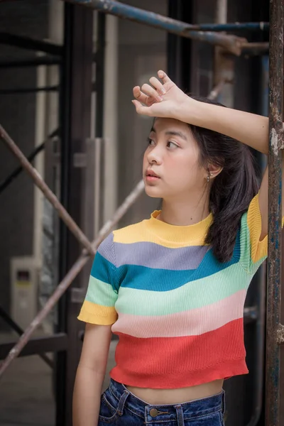 Asiático Tailandés Adolescente Color Camiseta Hermosa Chica Sonrisa Relajarse —  Fotos de Stock