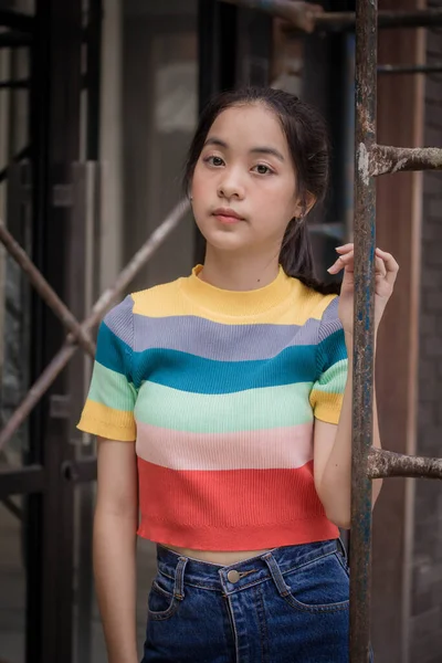 アジアタイティーンカラーTシャツ美しいです女の子笑顔とリラックス — ストック写真