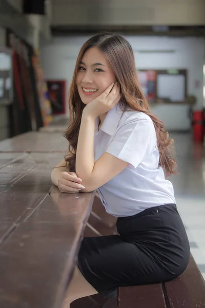 Tailandês Adulto Estudante Universidade Uniforme Bela Menina Relaxar Sorrir — Fotografia de Stock