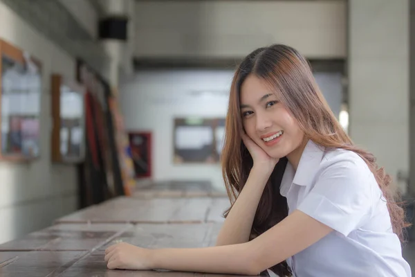 Tailandês Adulto Estudante Universidade Uniforme Bela Menina Relaxar Sorrir — Fotografia de Stock