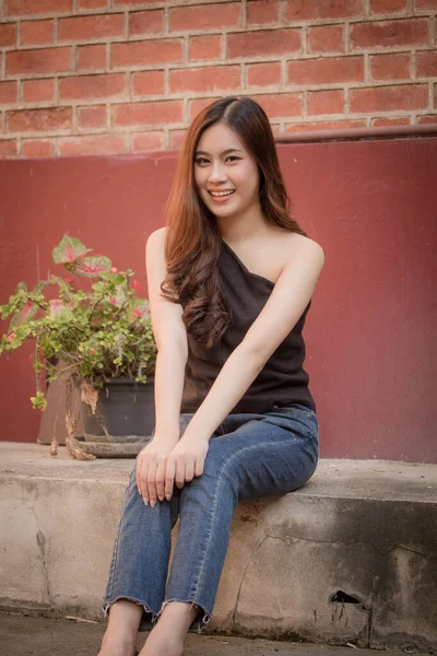 Ritratto Thai Adulto Bella Ragazza Nero Camicia Blu Jeans Tempo — Foto Stock